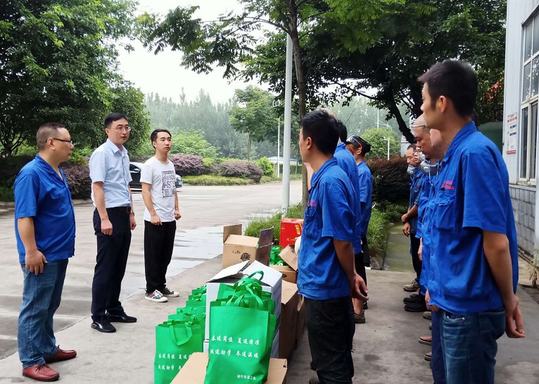 绵竹市总工会领导到仟坤集团鑫坤机械“送清凉”