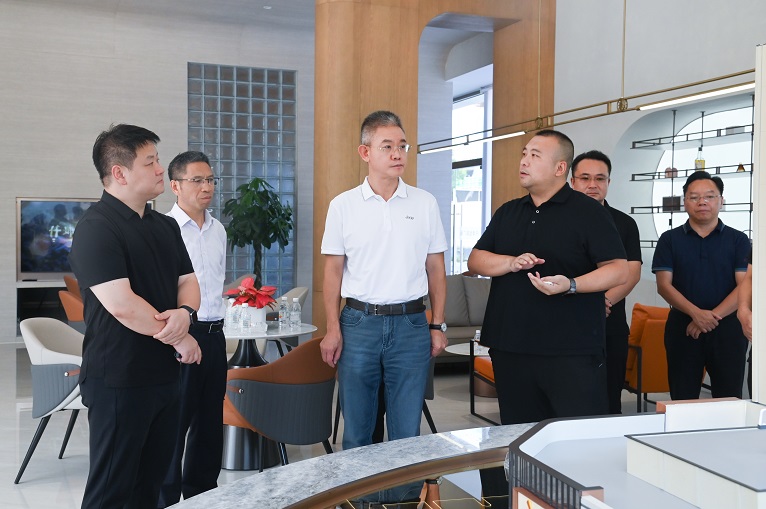 德阳市人大常委会主任周鸿一行莅临仟坤旭辉广场调研项目建设工作